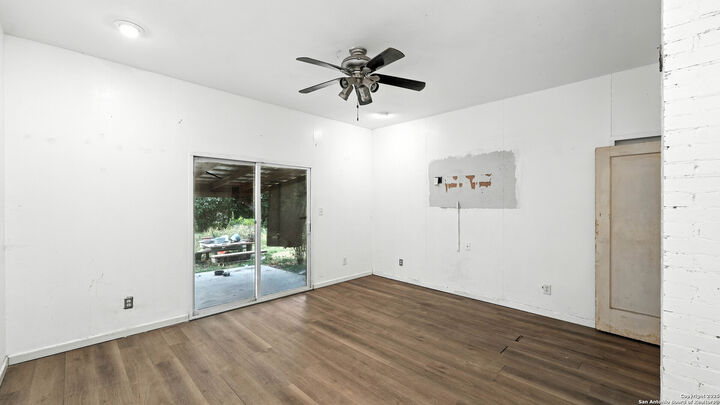 Property Photo:  415 Elm  TX 78155 