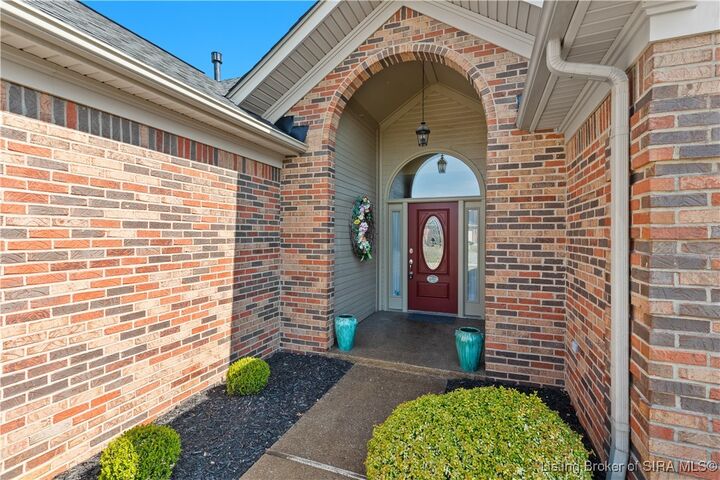 Property Photo: 1640 Greenbriar Court IN 47130