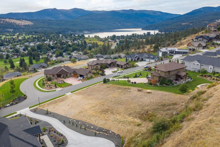 Property Photo:  250 N Holiday Hills Dr  WA 99019