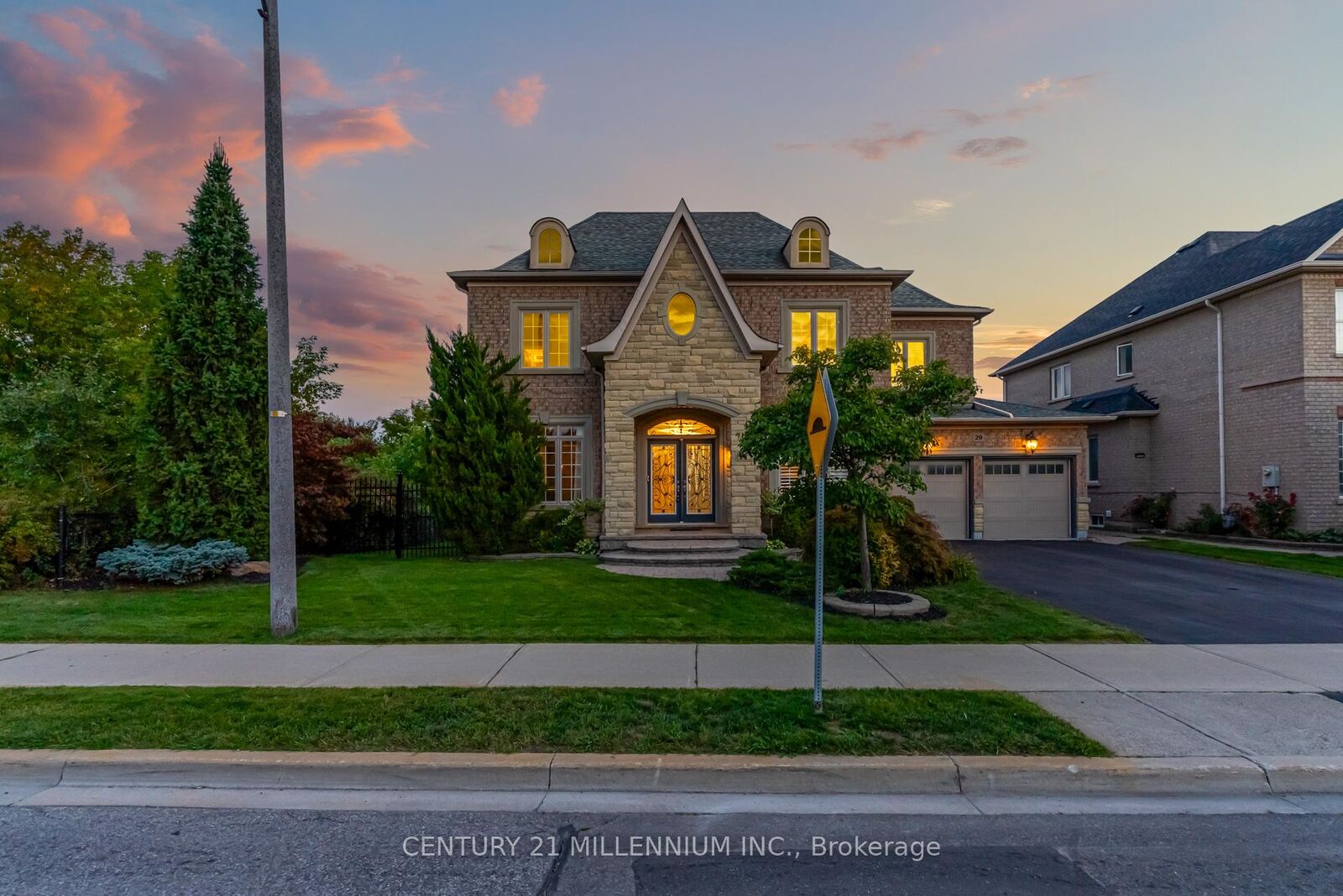 Property Photo:  29 Eiffel Boulevard  ON L6P 1W3 