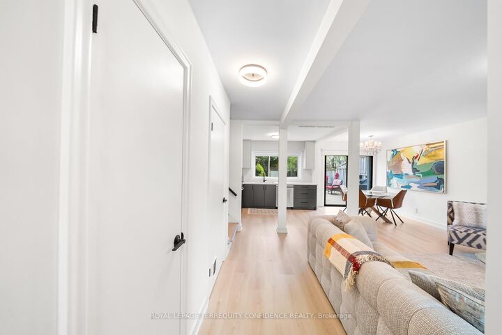 Photo de la propriété: 203 Churchill Avenue ON M2R 1E2