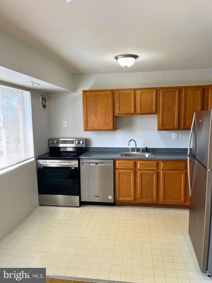 Property Photo:  204 E Mason Ave 202  VA 22301 