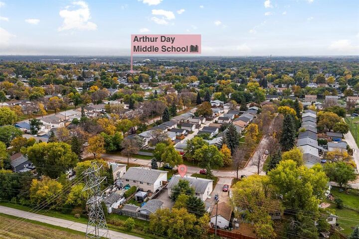 Property Photo:  405 Dowling Avenue East  MB R2C 3M4 
