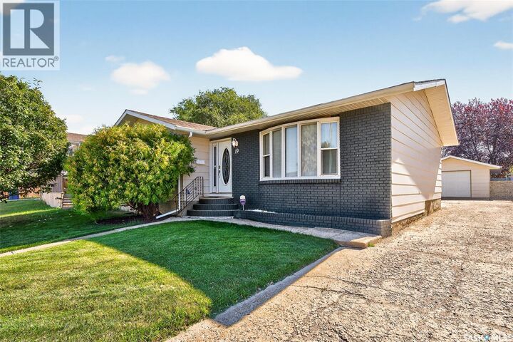 19 Buttercup Crescent NW  Moose Jaw SK S6J 1A3 photo