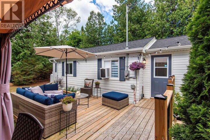 Property Photo:  2 Hamilton Place  ON N0H 2G0 