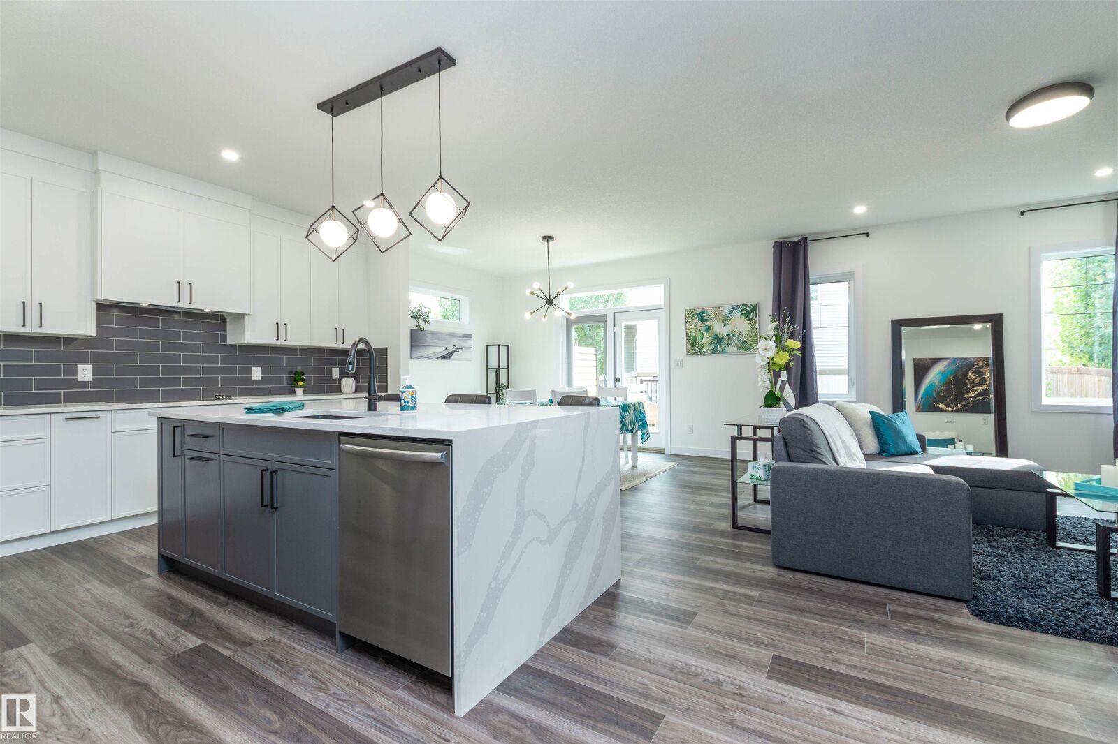 Property Photo:  17 Sunbury Place  AB T8H 0K3 