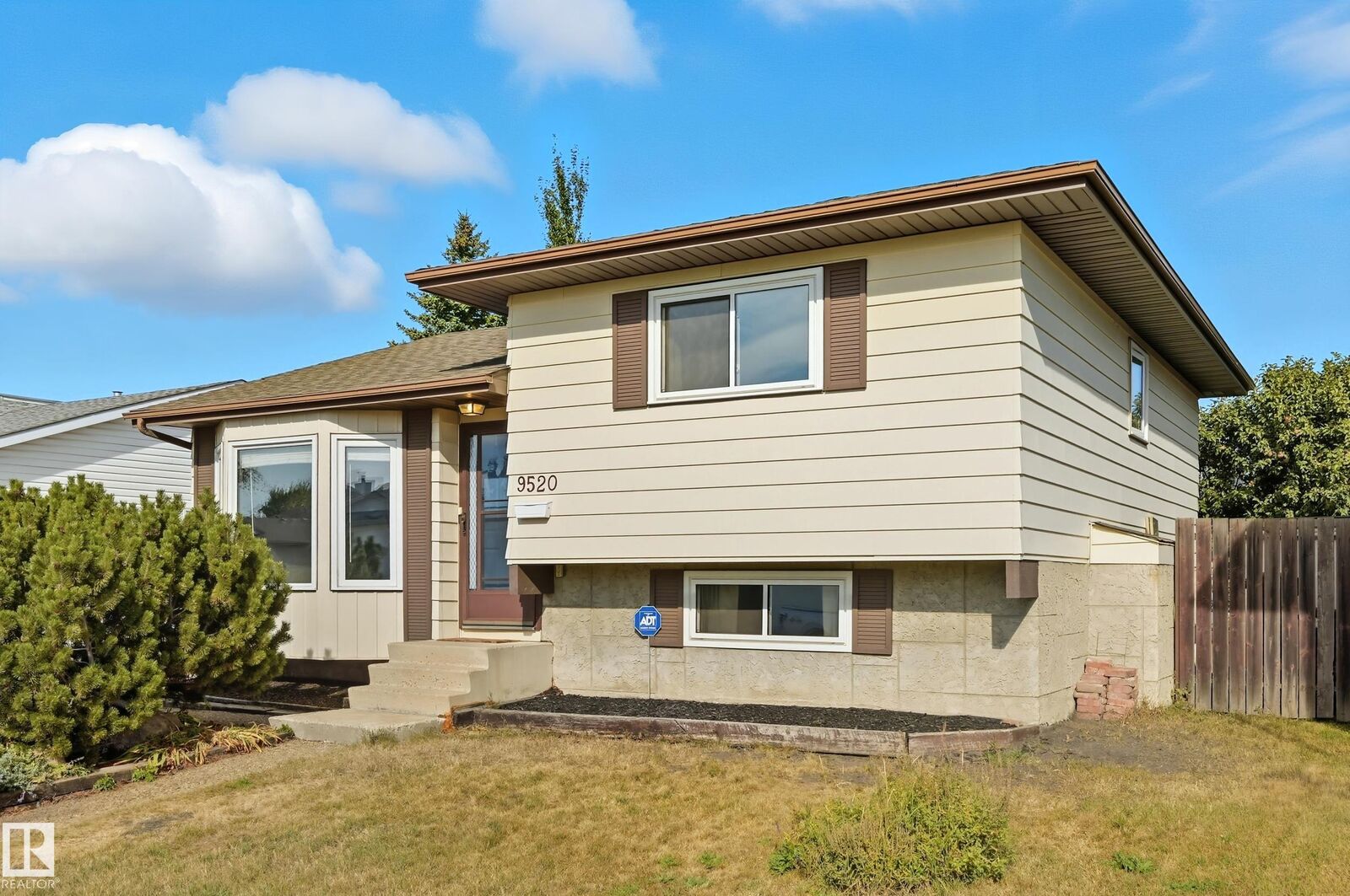 Photo de la propriété:  9520 178A Avenue NW  AB T5Z 2G6 