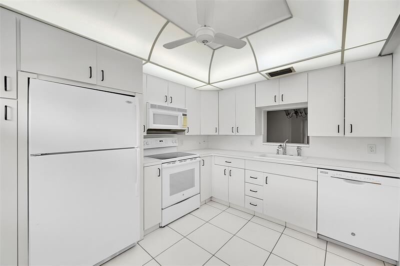 Property Photo: 2403 Antigua Cir G4 FL 33066