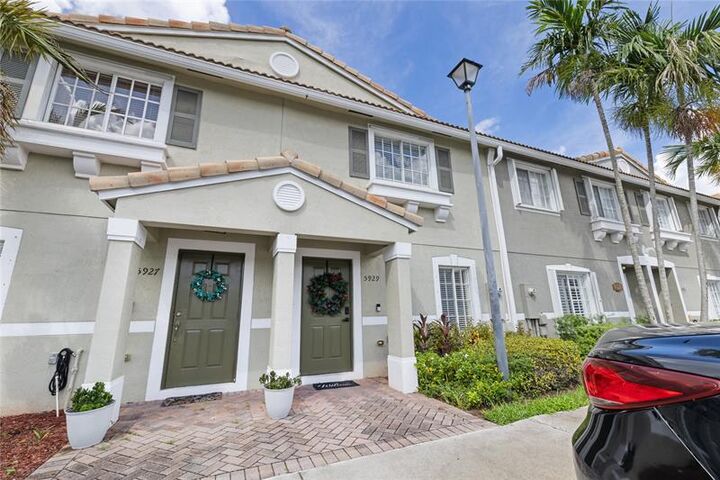 Property Photo: 5929 Manchester Way 5929 FL 33321
