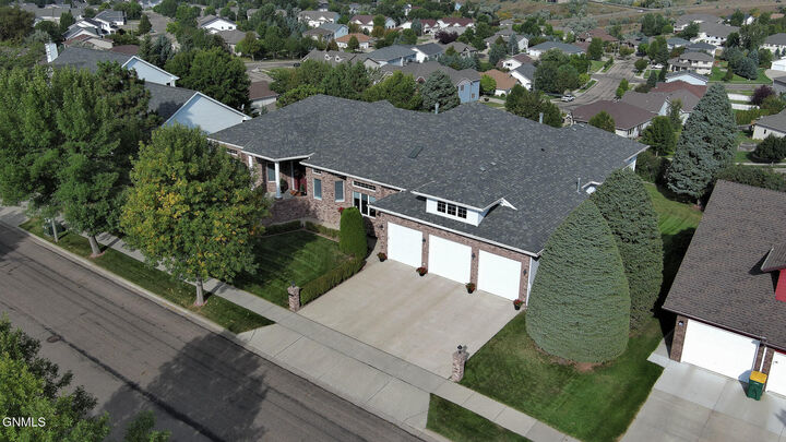 Property Photo:  700 Aspen Avenue  ND 58503 