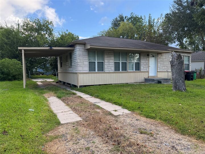 Property Photo: 1221 Parkway Street TX 77520