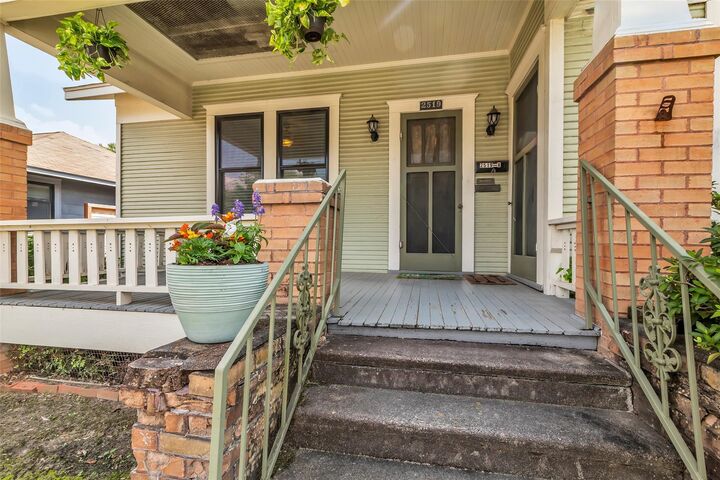 Property Photo: 2519 White Oak Drive TX 77009