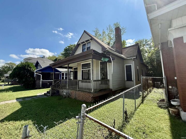 Property Photo:  717 E Blackford Avenue  IN 47713-2210 