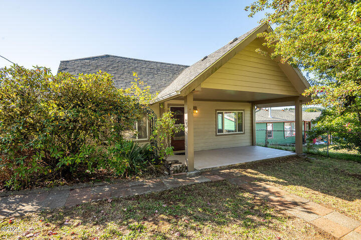 Property Photo: 177 SE Egbert Avenue OR 97380