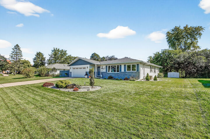 Property Photo:  286 Hazel Ln  WI 53029 