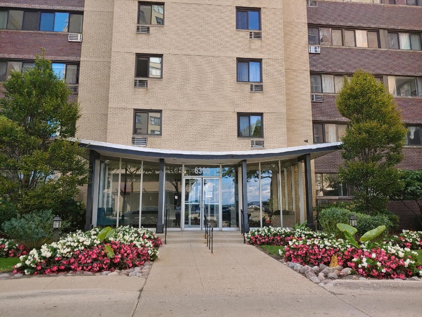 Property Photo:  6300 N Sheridan Road 517  IL 60660 