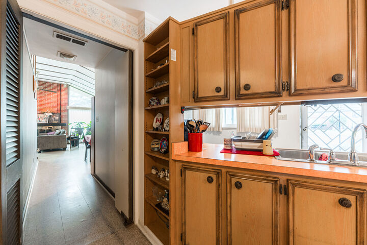 Property Photo:  1543 W Downer Place  IL 60506 