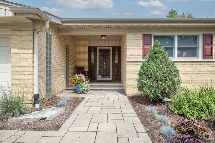 Property Photo:  1822 E Cree Lane  IL 60056 