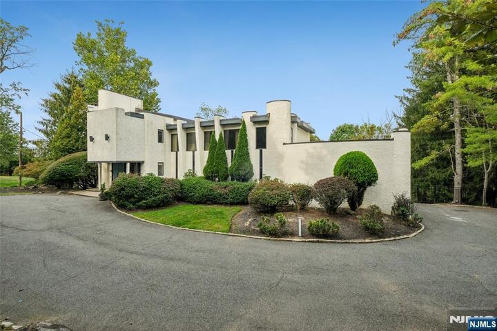 Property Photo:  8 Vanderbilt Drive  NJ 07039 