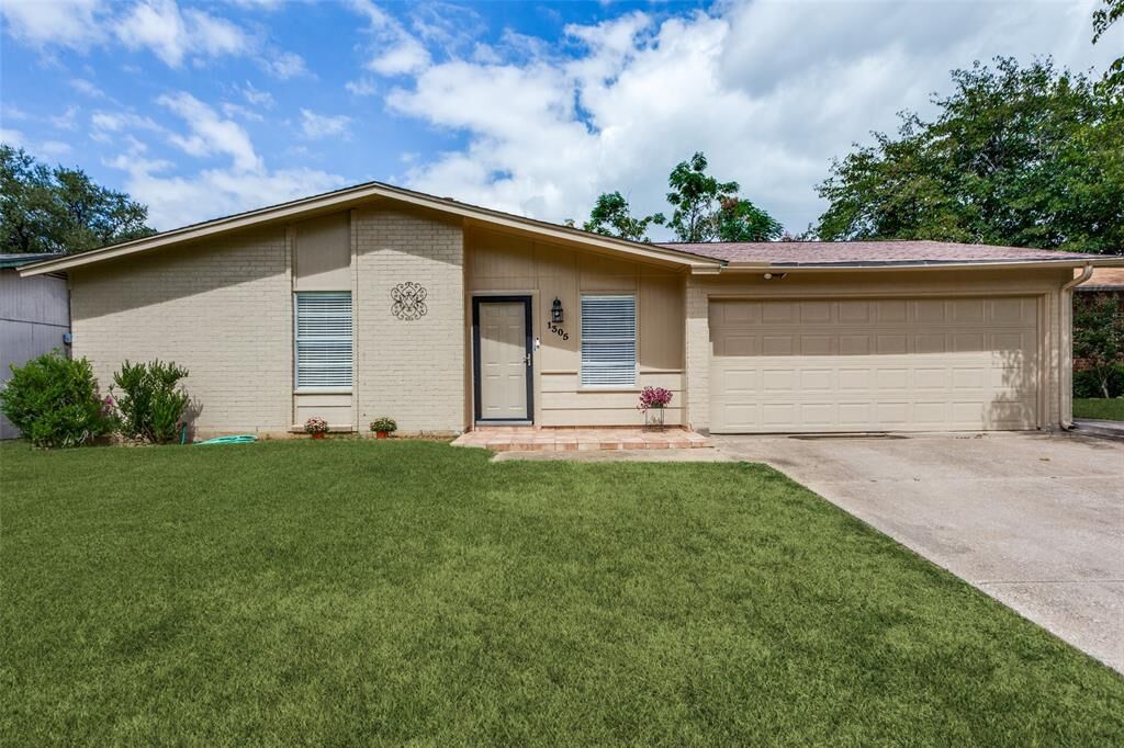 Property Photo: 1305 Mohawk Drive TX 76012