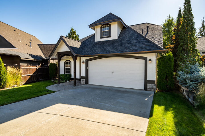 Property Photo: 2324 NE Halston Court OR 97701