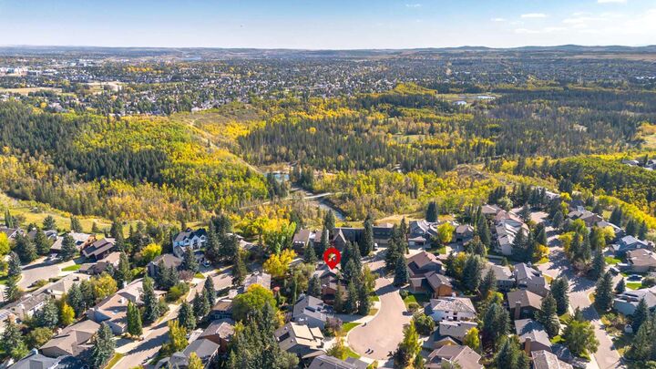 Property Photo:  4 Wood Willow Place SW  AB T2W 4H5 