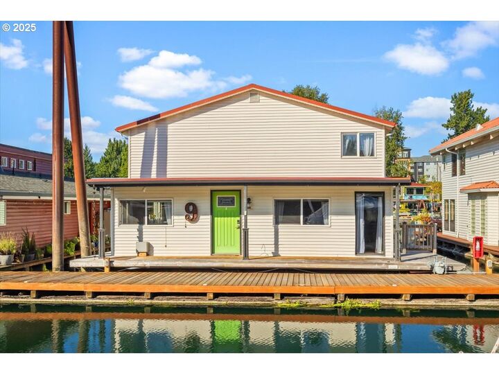 Property Photo: 205 N Bridgeton Rd 09W OR 97217
