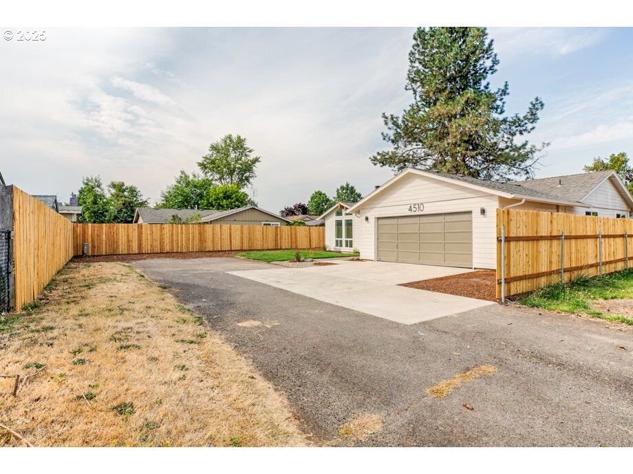 Property Photo: 4510 Swallow Ct NE OR 97301