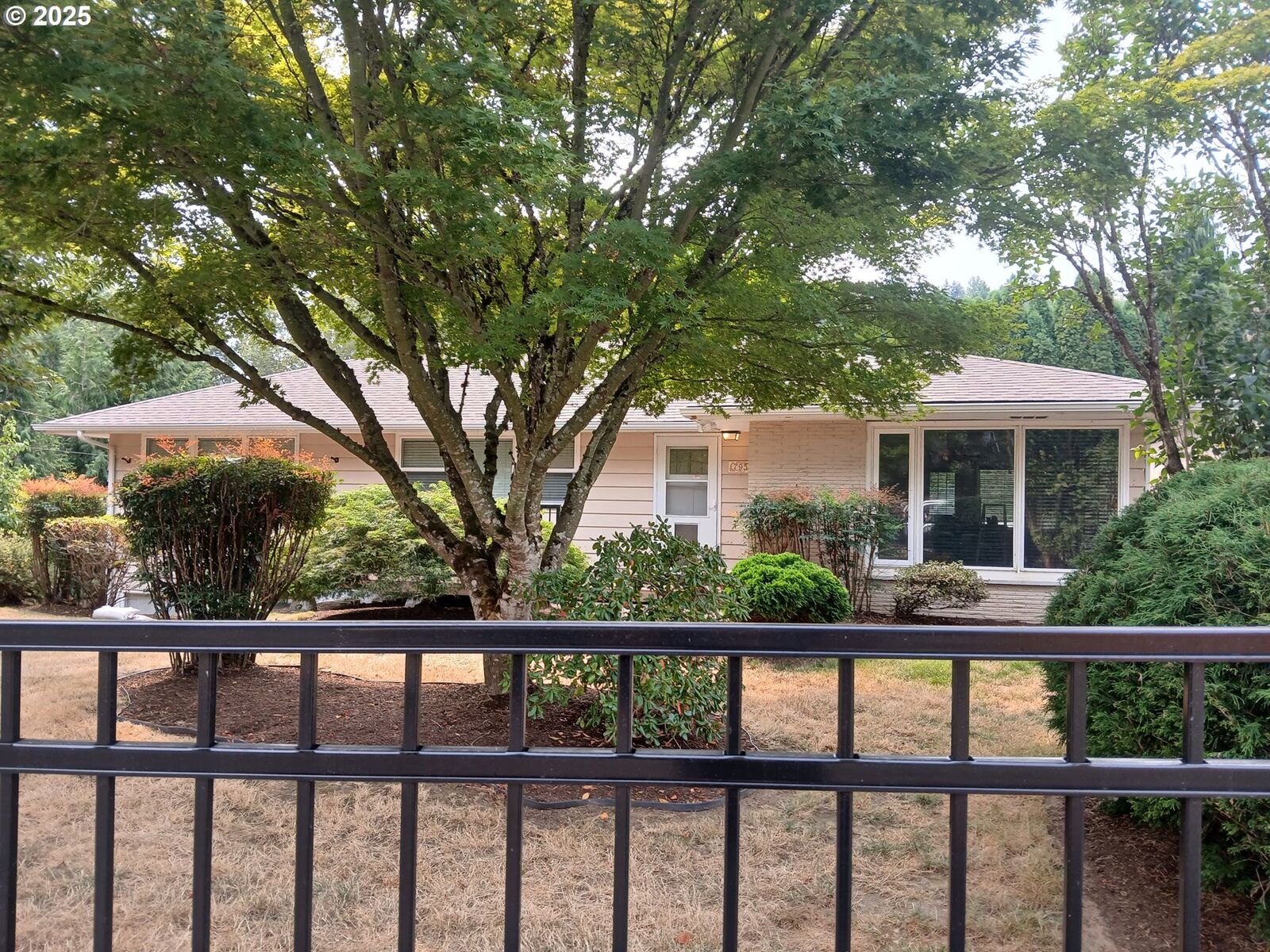 Property Photo:  795 SE Roberts Ave  OR 97080 