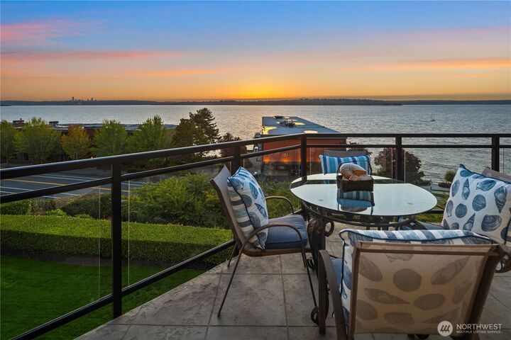 Property Photo:  725  1st Street S 302  WA 98033 