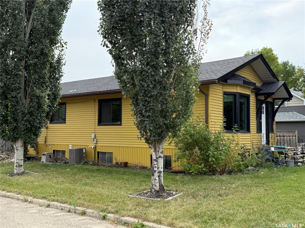 Property Photo:  575 8th Avenue NE  SK S9H 2R2 