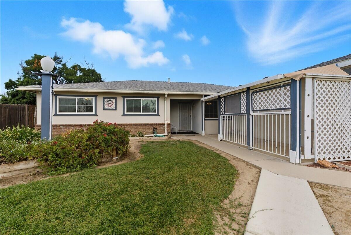 Property Photo:  2070 W Harrison Avenue  CA 93257 
