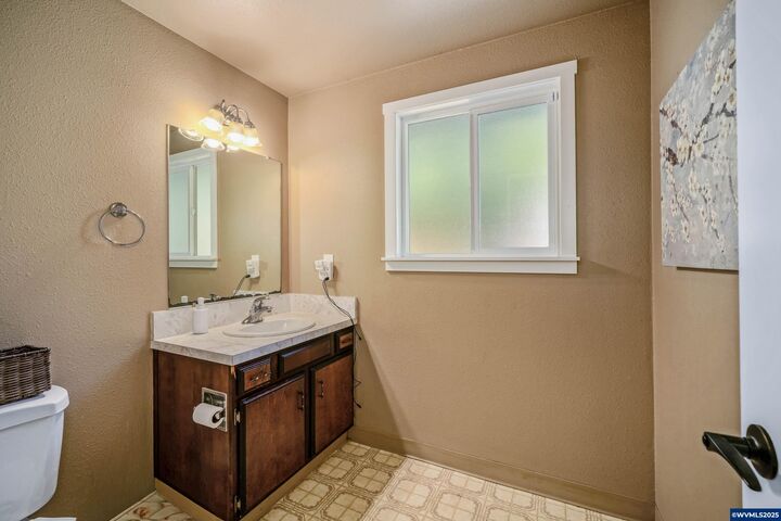 Property Photo: 915 Koala St N OR 97303