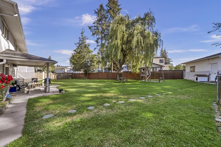 Photo de la propriété:  12448 97B Avenue  BC V3V 2H8 