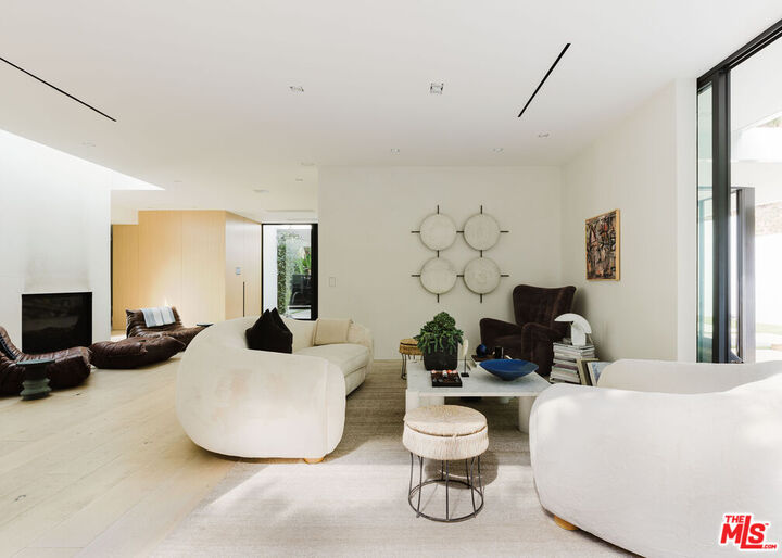 Property Photo:  1952 N Beverly Dr  CA 90210 