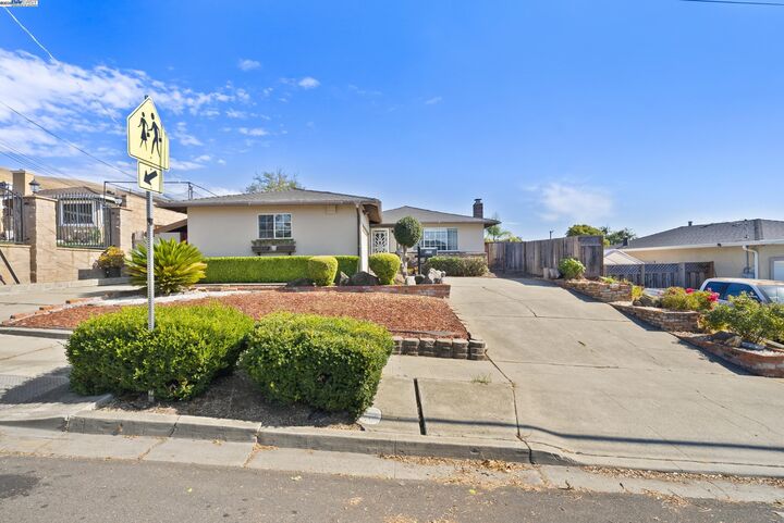 Property Photo: 677 Fairway St CA 94544