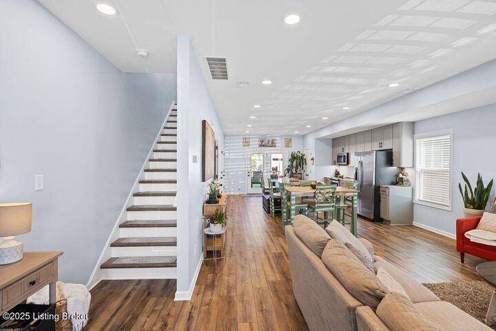 Property Photo: 3739 Ethel Ave KY 40218