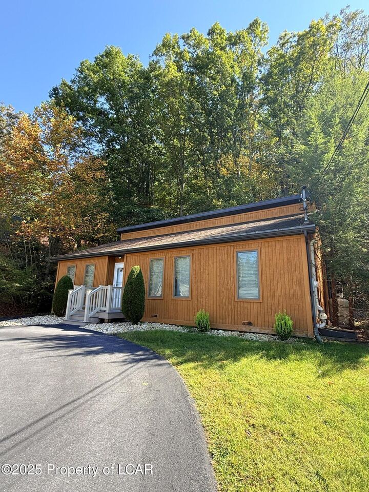 Property Photo: 49 Edge Rock Drive PA 18222