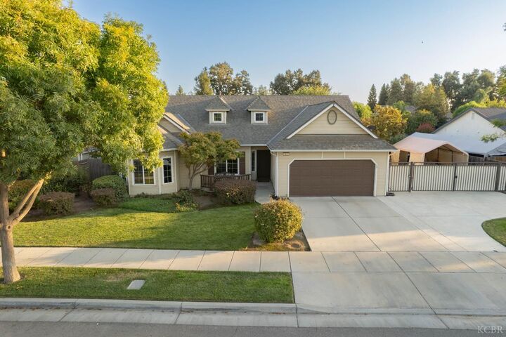 Property Photo: 3103 W Wren Avenue CA 93291