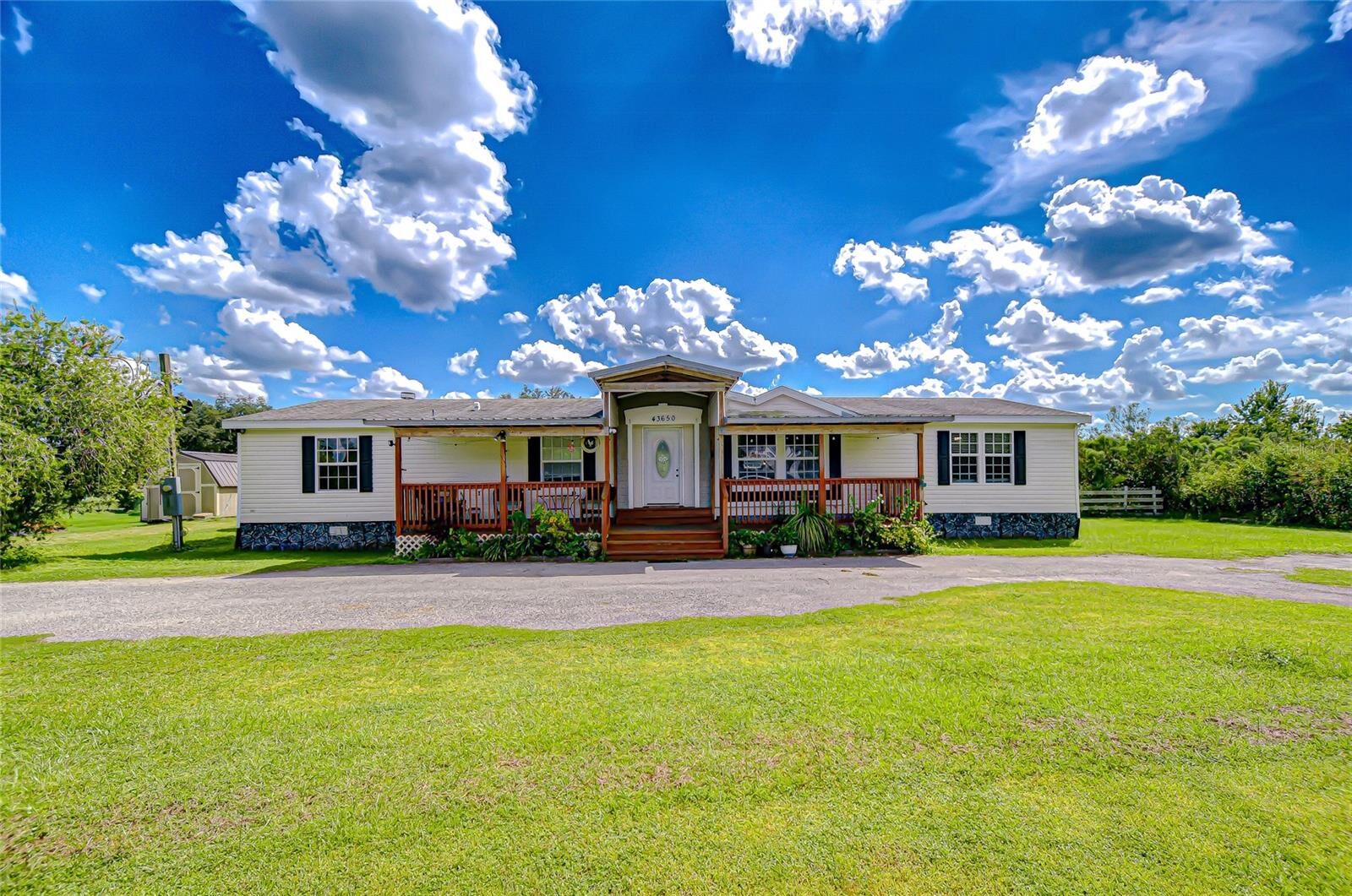 Property Photo:  43650 County Road 54 E  FL 33849 