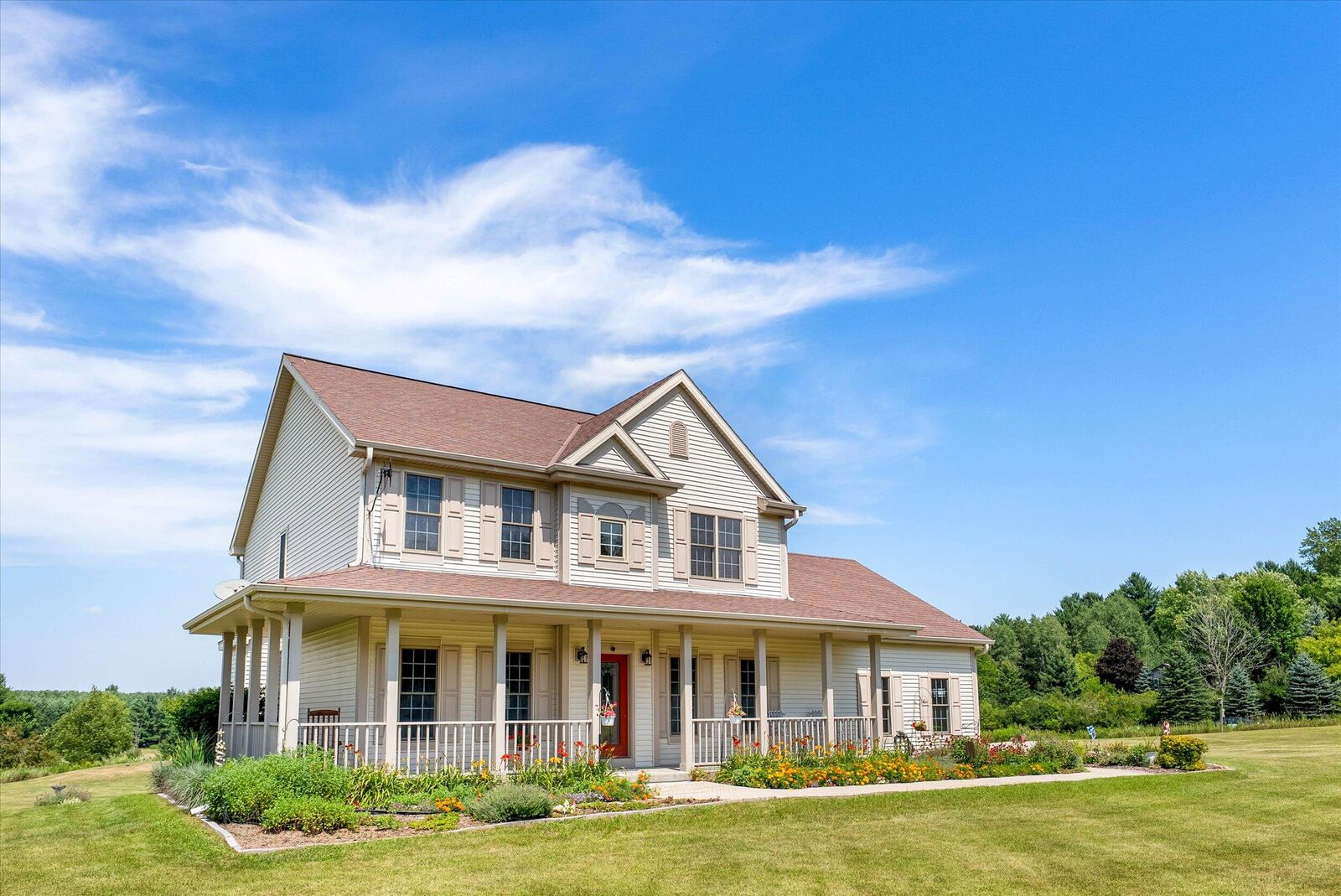 Property Photo: 2080 St Patrick Cir WI 53027