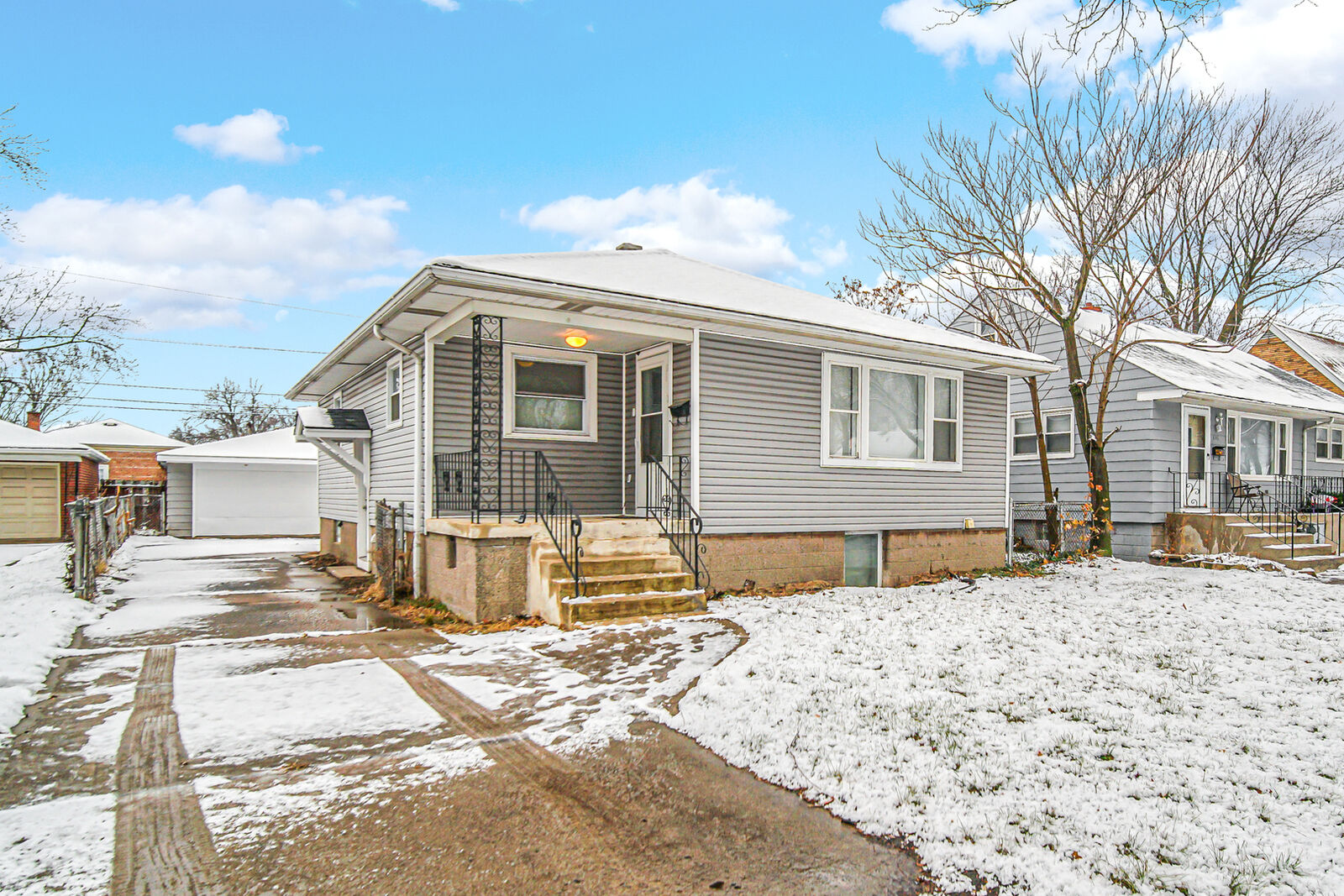 Property Photo:  650 Mackinaw Avenue  IL 60409 