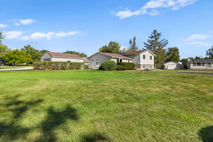 Property Photo: 215 Tollview Court IL 60136