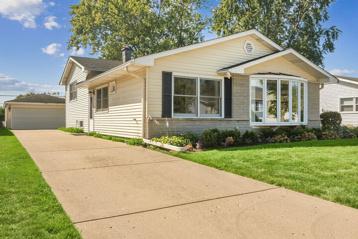 Property Photo: 719 Westmere Road IL 60016