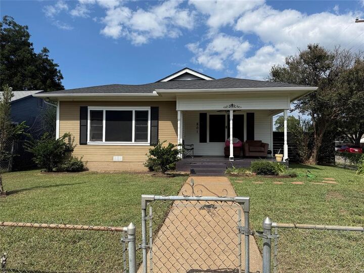 Property Photo: 801 W Walker Street TX 75020