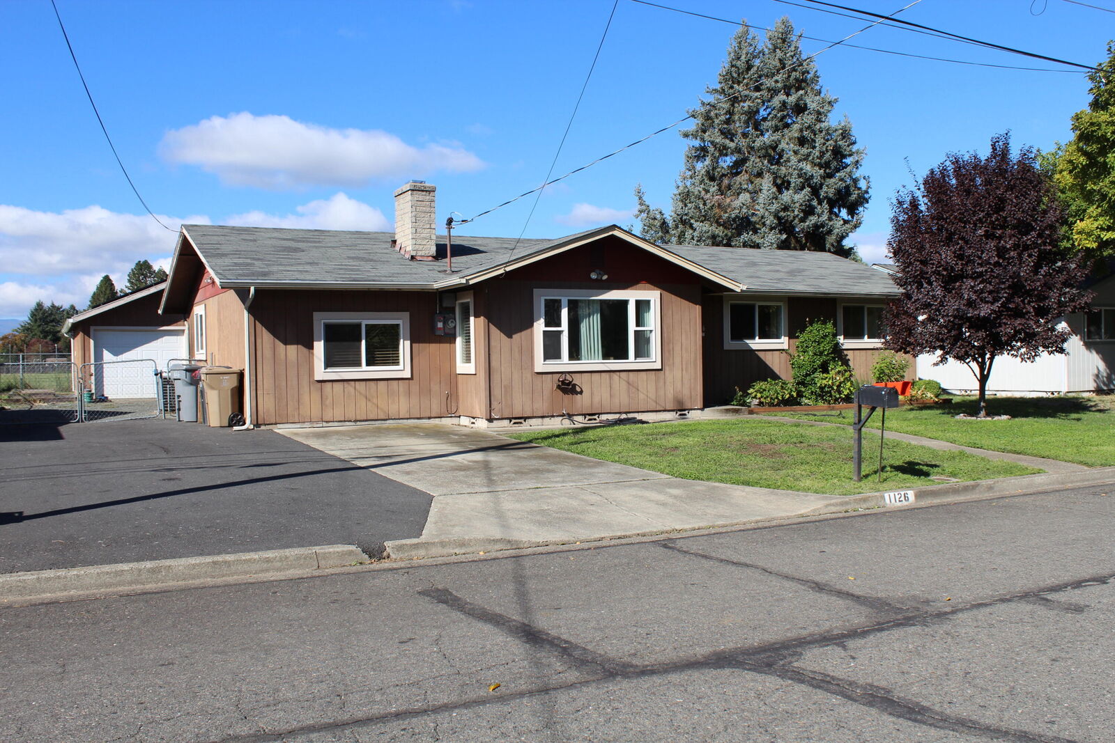 Property Photo: 1126 SW Cottonwood Street OR 97526