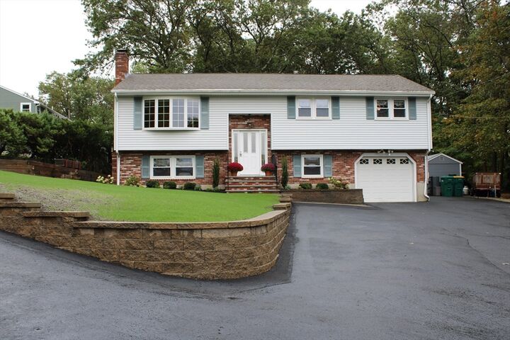 Property Photo:  6 Oak Knoll Drive  MA 01801 