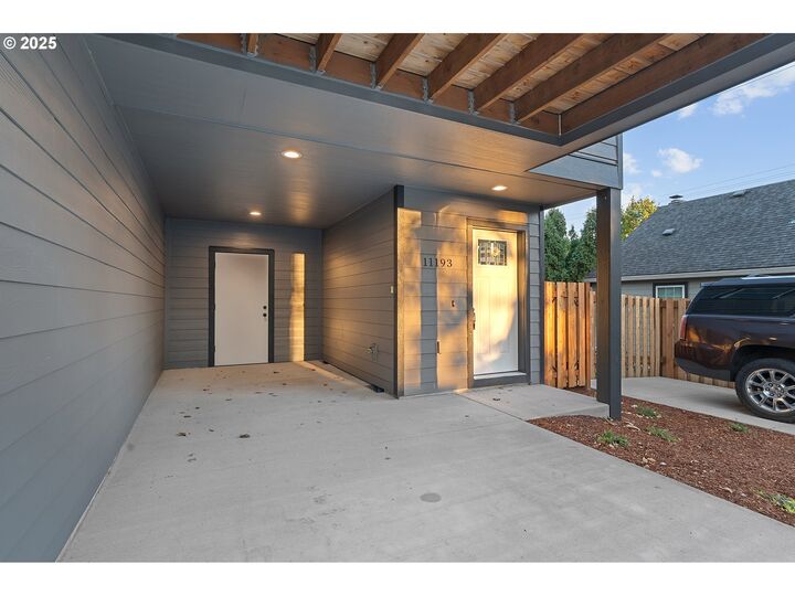 Property Photo:  11193 SE Stark St  OR 97216 