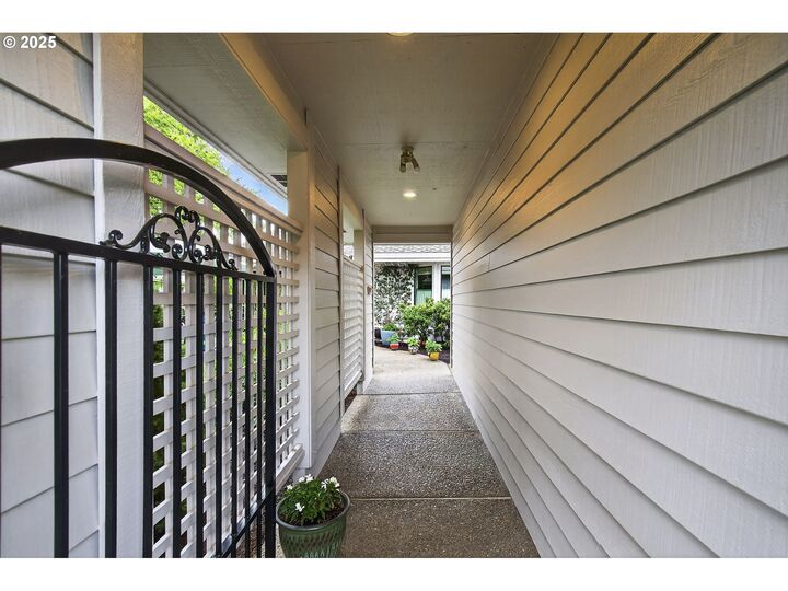 Property Photo: 7320 SW Arbor Lake Dr OR 97070