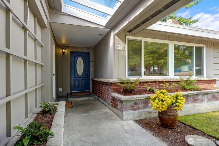 Property Photo:  929  165th Avenue SE  WA 98008 